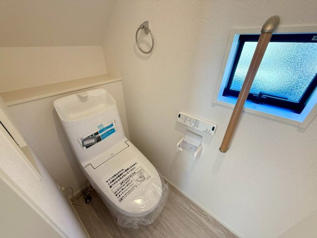 香美市土佐山田町宝町4丁目　3号棟（全5区画）　新築戸建のトイレ|明るい窓付きトイレで換気も快適。手すり付きで安心の設計です。