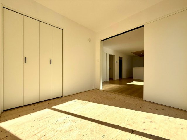 香美市土佐山田町宝町4丁目　3号棟（全5区画）　新築戸建の和室|リビング横の和室は子育てや来客時に活躍。収納付きでお部屋もすっきりします。