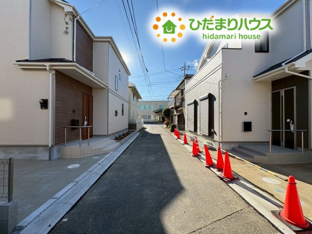 鴻巣市天神4丁目　新築戸建　ハートフルBの前面道路含む現地写真