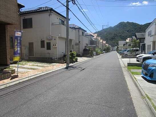 【前面道路含む現地写真】