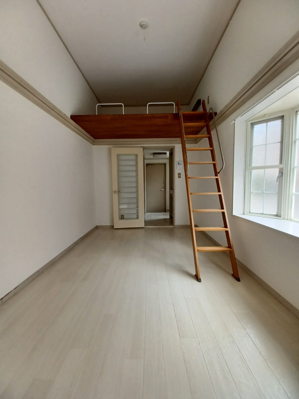 シティパレス泉町の洋室