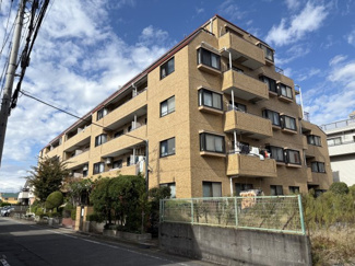 【外観】 | ライオンズマンション戸田 | ベージュを基調としたタイル貼りの外観でアプローチにはスロープが設置されています。