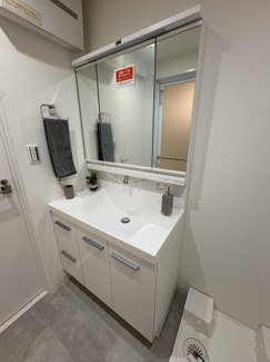 【独立洗面台】 | ライオンズマンション戸田 | 朝の支度にも助かる、独立の洗髪洗面化粧台
三面鏡になっているので鏡の裏にすっきりと収納できます。