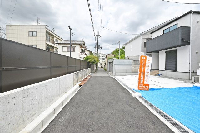 テラシエ塚口町6丁目新築一戸建て│4LDK+並列駐車2台可(車種制限有)の前面道路含む現地写真|前面道路幅は北側に約４m幅です。