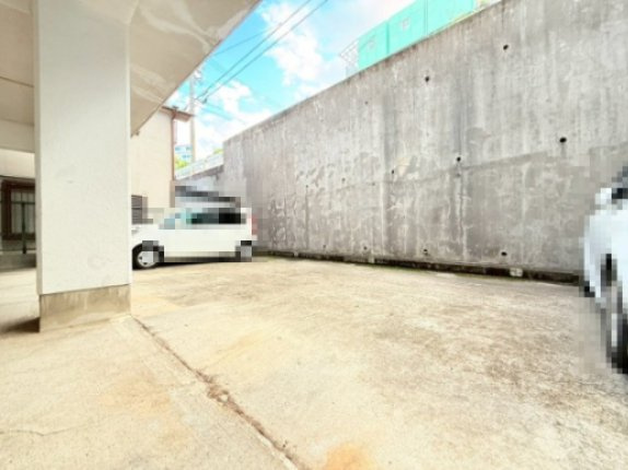 エクリート朝霧の駐車場