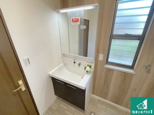 神戸市西区桜が丘東町　中古一戸建ての独立洗面台|清潔感のある洗面台です。フラットな鏡は掃除がしやすく毎日清潔！鏡裏には収納があるのでスッキリとした洗面台が保てます。