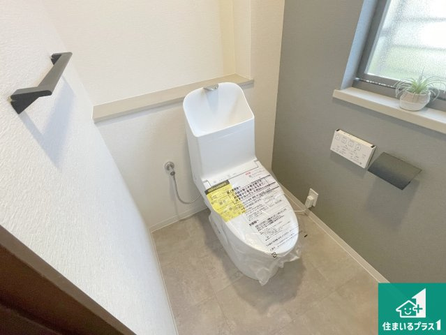 神戸市西区桜が丘東町　中古一戸建てのトイレ|1・2階の2ヶ所にあるので、朝の忙しい時間の順番待ちもなく、深夜の利用にも大変便利です。