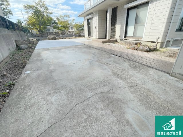 神戸市西区桜が丘東町　中古一戸建ての駐車場|駐車スペース！散水栓があるので、こまめに愛車を洗えます！