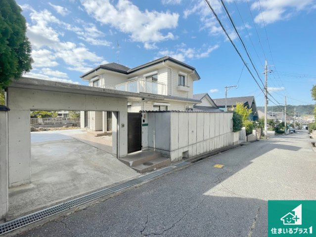 神戸市西区桜が丘東町　中古一戸建ての前面道路含む現地写真|周辺は閑静な住宅街！前面道路広々で車の出し入れも便利です。駐車が苦手な方でも安心して車庫入れできます！
