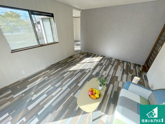 神戸市西区桜が丘東町　中古一戸建ての居間・リビング|日当たり良好の明るいリビングで朝の目覚めもスッキリできそう！対面キッチンでご家族のコミュニケーションも自然と増える設計！小さなお子様が遊ぶスペースを作っても広々とくつろげるLDK！