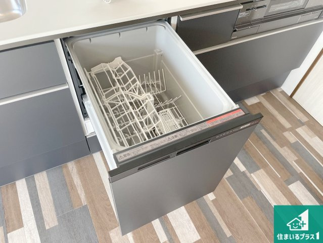 神戸市西区桜が丘東町　中古一戸建ての設備|食事後の一仕事、食器洗いをボタン一つでお任せできちゃいます！場所を取らないビルトイン式なので、お料理スペースもしっかり確保！