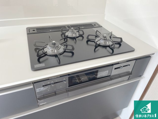 神戸市西区桜が丘東町　中古一戸建ての設備|ダブル高火力Ｓｉセンサー付きコンロ！３口あるので、まとめて料理をする時も大活躍！