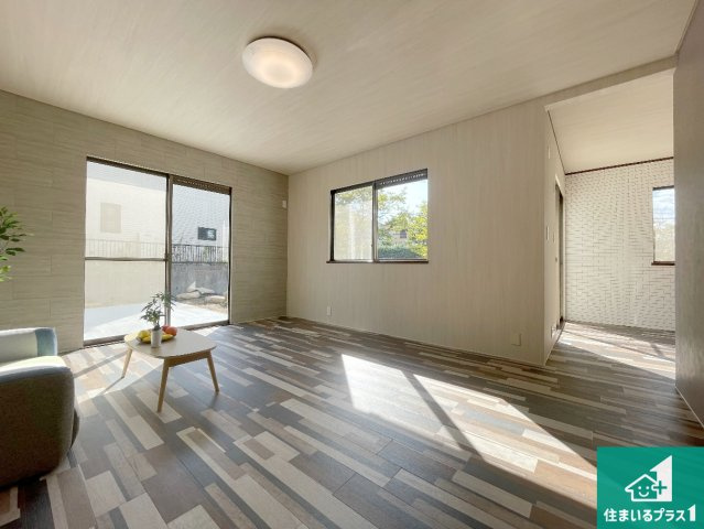 神戸市西区桜が丘東町　中古一戸建ての居間・リビング|日当たり良好の明るいリビングで朝の目覚めもスッキリできそう！対面キッチンでご家族のコミュニケーションも自然と増える設計！小さなお子様が遊ぶスペースを作っても広々とくつろげるLDK！