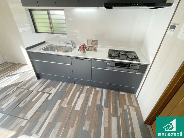 神戸市西区桜が丘東町　中古一戸建てのキッチン|吊戸棚付きで収納スペースがしっかりあるシステムキッチン！お好きな食器や調理器具を揃えられます！