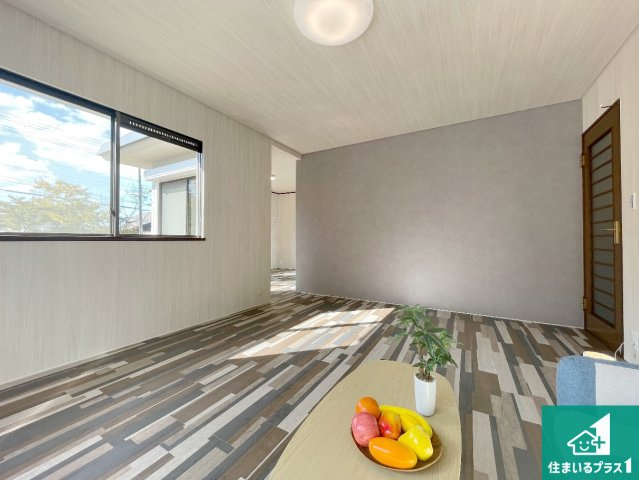 神戸市西区桜が丘東町　中古一戸建ての居間・リビング|明るいリビングで朝の目覚めもスッキリできそう！対面キッチンでご家族のコミュニケーションも自然と増える設計！小さなお子様が遊ぶスペースを作っても広々とくつろげるLDK！