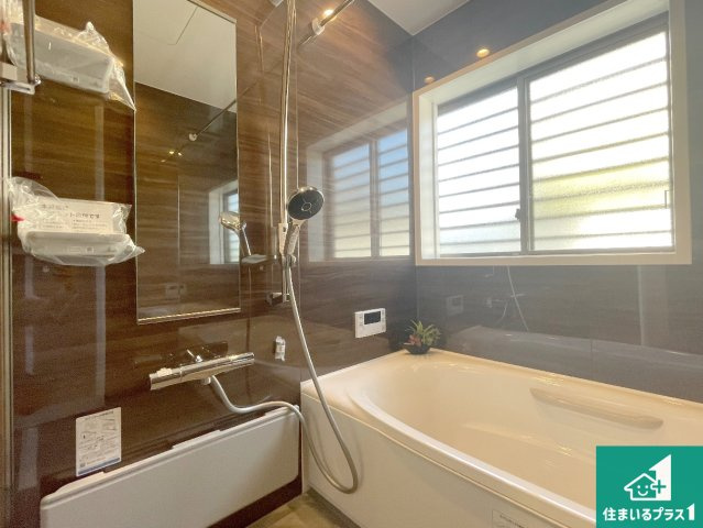 神戸市西区桜が丘東町　中古一戸建ての浴室|足をゆったり伸ばして寛げる浴槽です。窓が設けられていますので差し込む光が明るく穏やかな雰囲気にしてくれます♪浴室乾燥機も設置しているので、雨の日の洗濯物も安心です♪