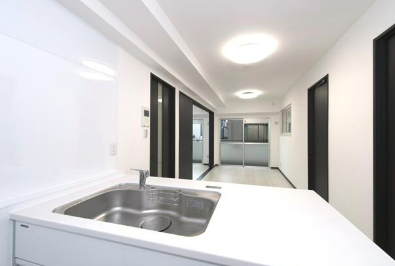 ライオンズマンション志村坂上の居間・リビング|キッチンから居室を見渡せます