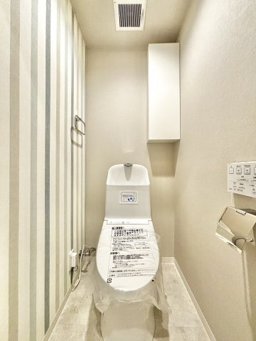 アイビーハイツ甲子園のトイレ|落ち着いた色調のトイレです