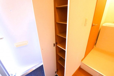 【内装】 | レオパレスラフレシール | 玄関横の収納で片付いた玄関をキープできます