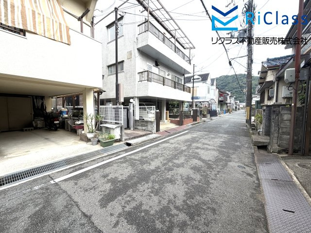 中古戸建　川西市美園町の前面道路含む現地写真|前面道路含む現地写真です