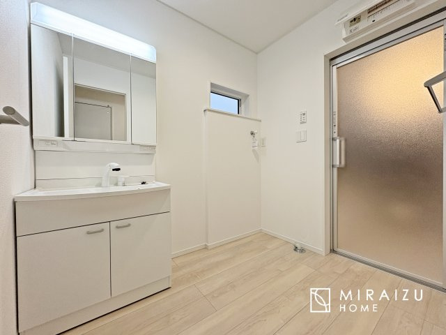 【独立洗面台】 | 洗濯機置き場、脱衣スペースもしっかりと確保されている洗面室。
水回りが集結した間取りなので、お料理やお洗濯物、お掃除の同時進行も可能です。