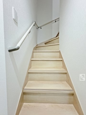 【内装】 | 安全性に配慮した手すり、清潔感や明るい陽光を取り入れてくれる窓がある階段。LED照明付きでお財布にもやさしいつくり。