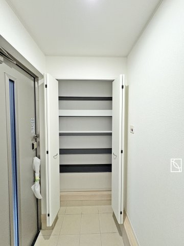 【玄関】 | 日当たりの良いお家は嬉しいですよね。それぞれ価値観が分かれる箇所です、実際に内覧して日当たりの心地よさをご体感下さいね♪