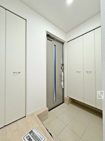 【玄関】 | 平日・休日問わず、いつでもご見学が出来ます♪☆実際に見て、触れて感じる安心のお住まい探しを体験して下さい♪☆物件情報だけでなく、地域の特色などなどエリア情報もお伝え出来たら嬉しいです♪