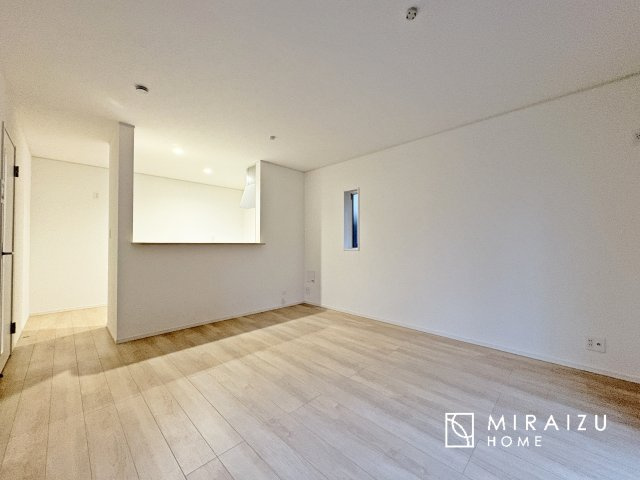 【居間・リビング】 | 平日・休日問わず、いつでもご見学が出来ます♪☆実際に見て、触れて感じる安心のお住まい探しを体験して下さい♪☆物件情報だけでなく、地域の特色などなどエリア情報もお伝え出来たら嬉しいです♪