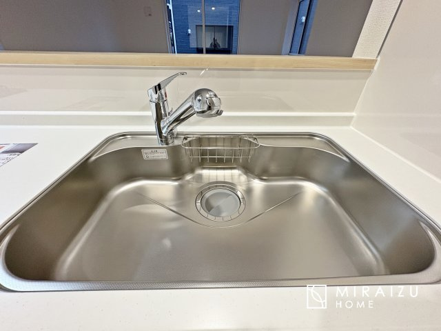 【キッチン】 | プライバシー性と開放感を高める住環境。陽当たりの良い開かれたロケーションを活かし、心地よい暮らしをプランニング