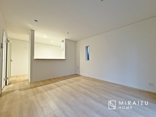 【居間・リビング】 | 暮らしやすさを考えたプランで快適な現地ロケーションを実現。安らぎに満たされる、ゆとりのある日々を過ごせます♪