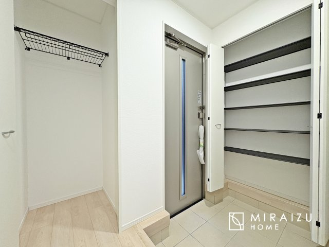 【玄関】 | 暮らしやすさを考えたプランで快適な現地ロケーションを実現。安らぎに満たされる、ゆとりのある日々を過ごせます♪