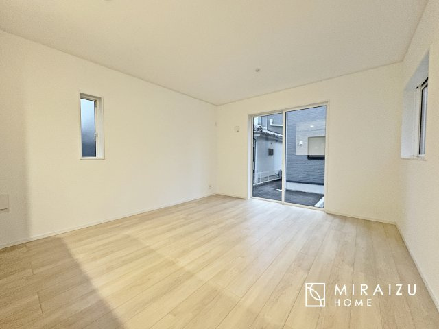 【居間・リビング】 | お子さんが宿題をしたり、ちょっとした作業もできる、家族みんながそれぞれの時間を過ごせるリビングです。