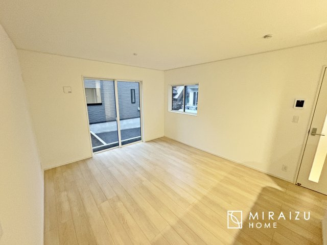 【居間・リビング】 | 食事を取るスペースもリラックスしてくつろげるスペースもお子さんが勉強するスペースも兼ね備えたリビングダイニング。