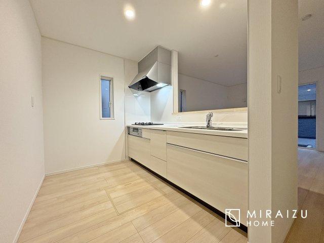 【キッチン】 | 収納に様々な工夫がされていて出しやすく片付けやすい、散らかりにくいキッチンになっています！人工大理石の天板や深型シンクなど、デザイン性と機能性を兼ね備えているので見せたいキッチンになっています。