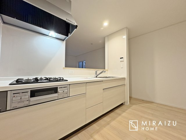 【キッチン】 | 広々としたキッチンは大きな深型シンク、3口コンロ、換気扇、大きなお鍋から小物まで取り出しやすさを考えられた引き出し収納の付いたシステムキッチンです。