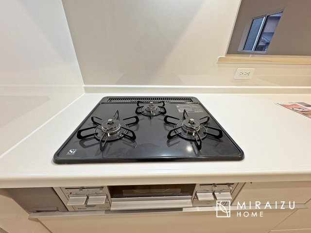 【キッチン】 | 収納力と機能性を備えたシステムキッチン。圧力鍋や大きなフライパンなどの調理器具から調味料など幅広く収納し、お料理のしやすいつくりになっています。