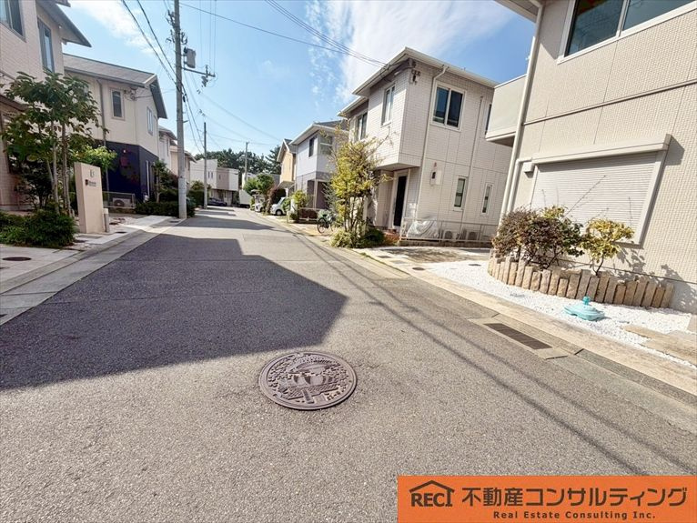 西宮市浜甲子園4丁目　中古戸建の前面道路含む現地写真