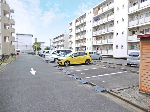ビレッジハウス姪浜3号棟の駐車場|駐車場があるので、車を買う予定の方も安心です