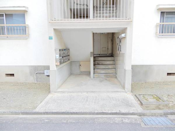 ビレッジハウス姪浜3号棟のエントランス|毎日通るエントランスはこのようになっています