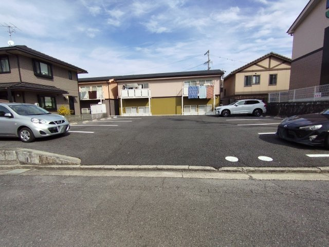 サープラスグレイスⅢの駐車場