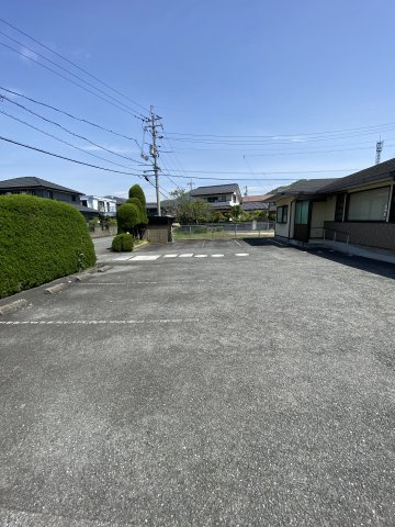 元クリニック・デイサービス施設　美装状態良好の事業用物件の駐車場