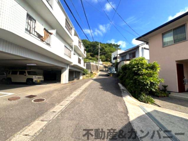 祝谷4丁目のおトチ　松山市祝谷4丁目売土地の前面道路含む現地写真|前面道路含む現地写真です