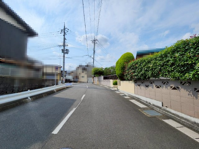 【成約済】長岡京市今里川原　の前面道路含む現地写真|スーパー・コンビニ等お買い物施設が充実しております！
生活に便利な立地です。