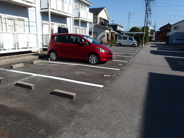 サープラスⅡハピネスの駐車場