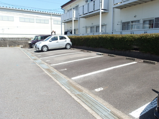 サープラスⅡ上地９６の駐車場