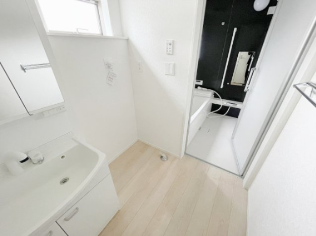 新築戸建・新築建売　会津若松市柳原町2丁目【耐震+制震】城西小・若松四中の独立洗面台|三面鏡付き洗面台は鏡の内側に小物収納あり！歯ブラシや基礎化粧品などすっきり収納が可能です！