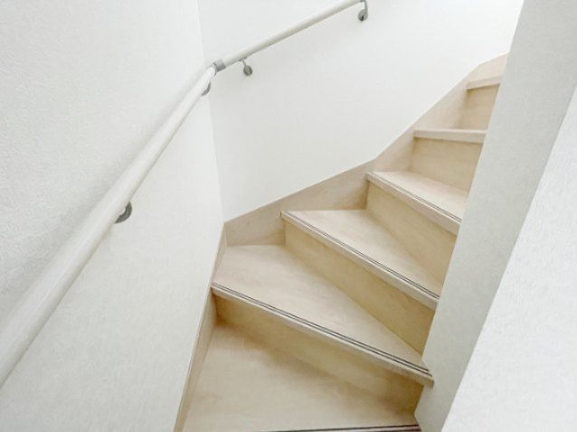 新築戸建・新築建売　会津若松市柳原町2丁目【耐震+制震】城西小・若松四中の内装|お子様やご年配の方に嬉しい階段手すり付き。安全性良し!