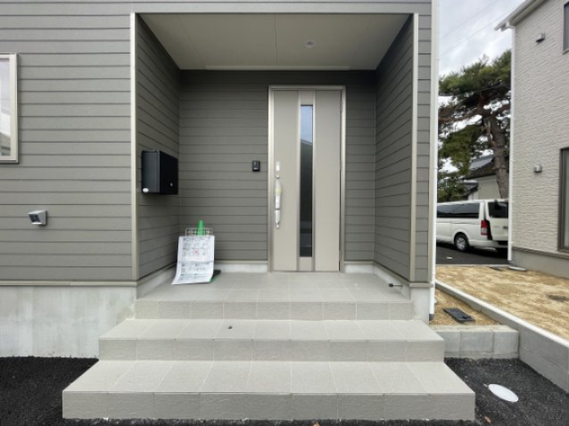 新築戸建・新築建売　会津若松市柳原町2丁目【耐震+制震】城西小・若松四中の玄関|奥行きがある玄関ポーチなので会津の冬もこころ強い！