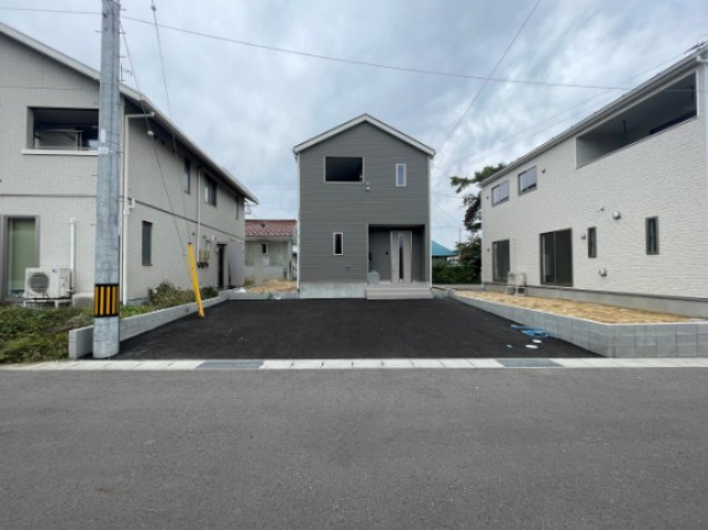 新築戸建・新築建売　会津若松市柳原町2丁目【耐震+制震】城西小・若松四中の駐車場|広々としたカースペースなので駐車が苦手な方も安心です。